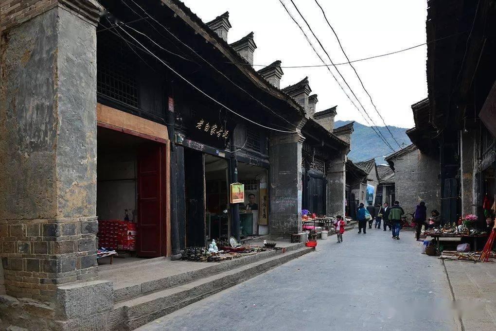 杨紫晒捏脸比心自拍照 双眸明亮表情可爱灵动